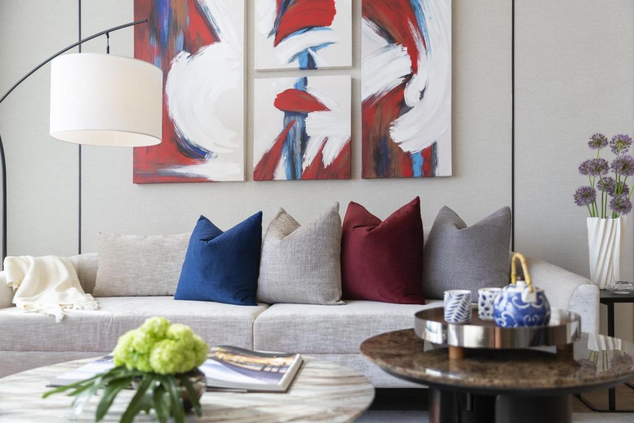 Ascott Embassy Sathorn Bangkok Hotel Kültér fotó A living room with a sofa and a coffee table