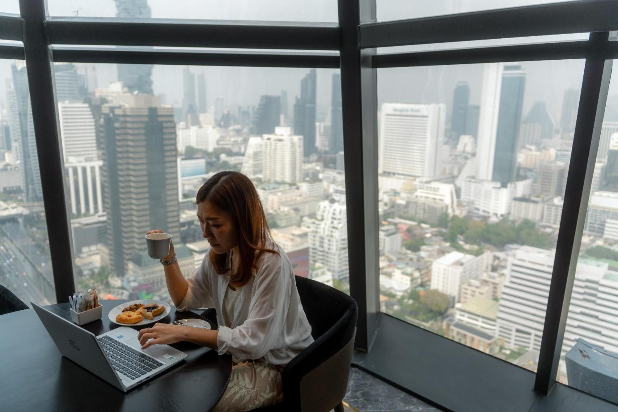 Ascott Embassy Sathorn Bangkok Hotel Kültér fotó A woman working in Bangkok
