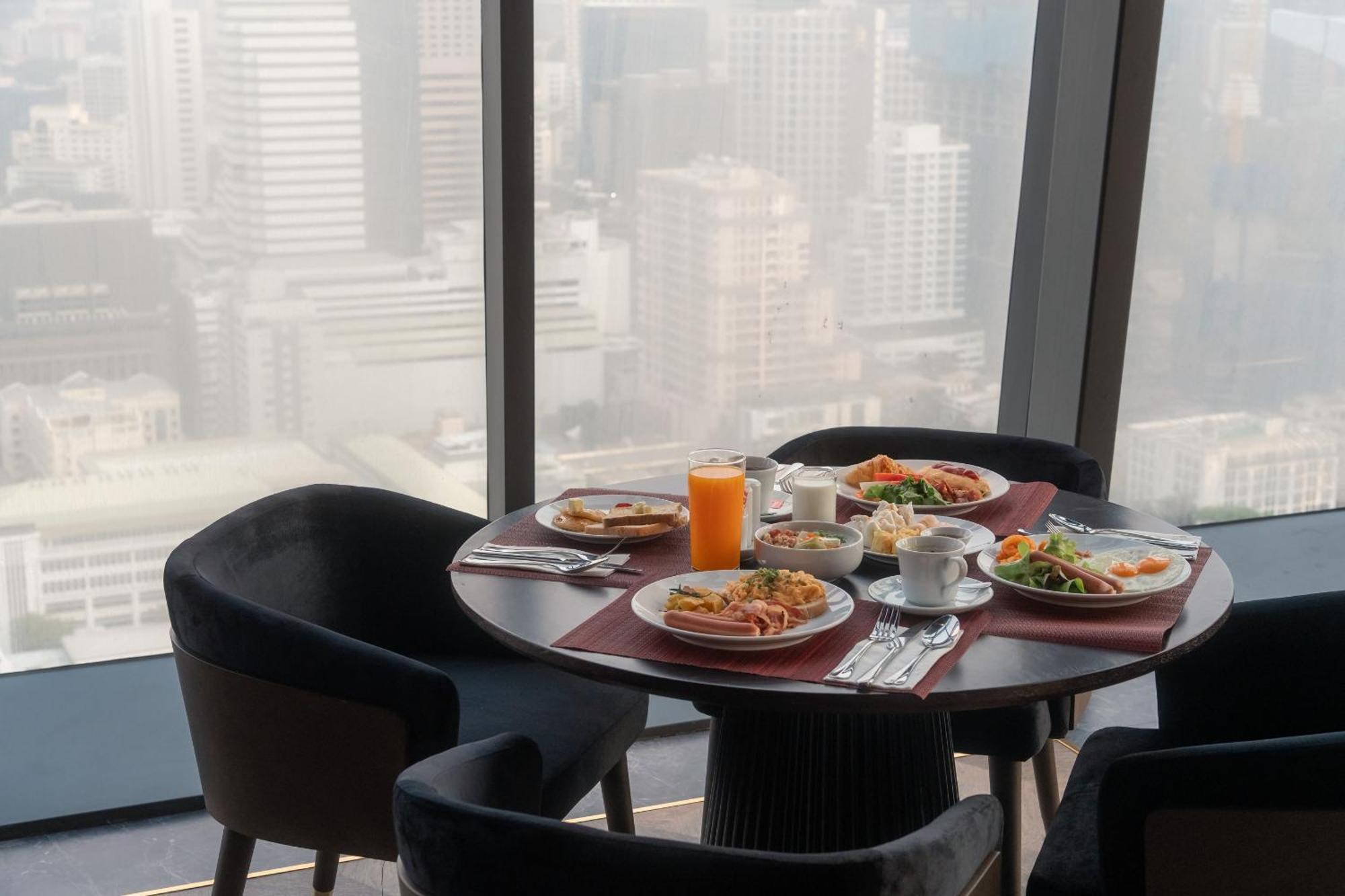Ascott Embassy Sathorn Bangkok Hotel Kültér fotó Breakfast at the 360° Restaurant