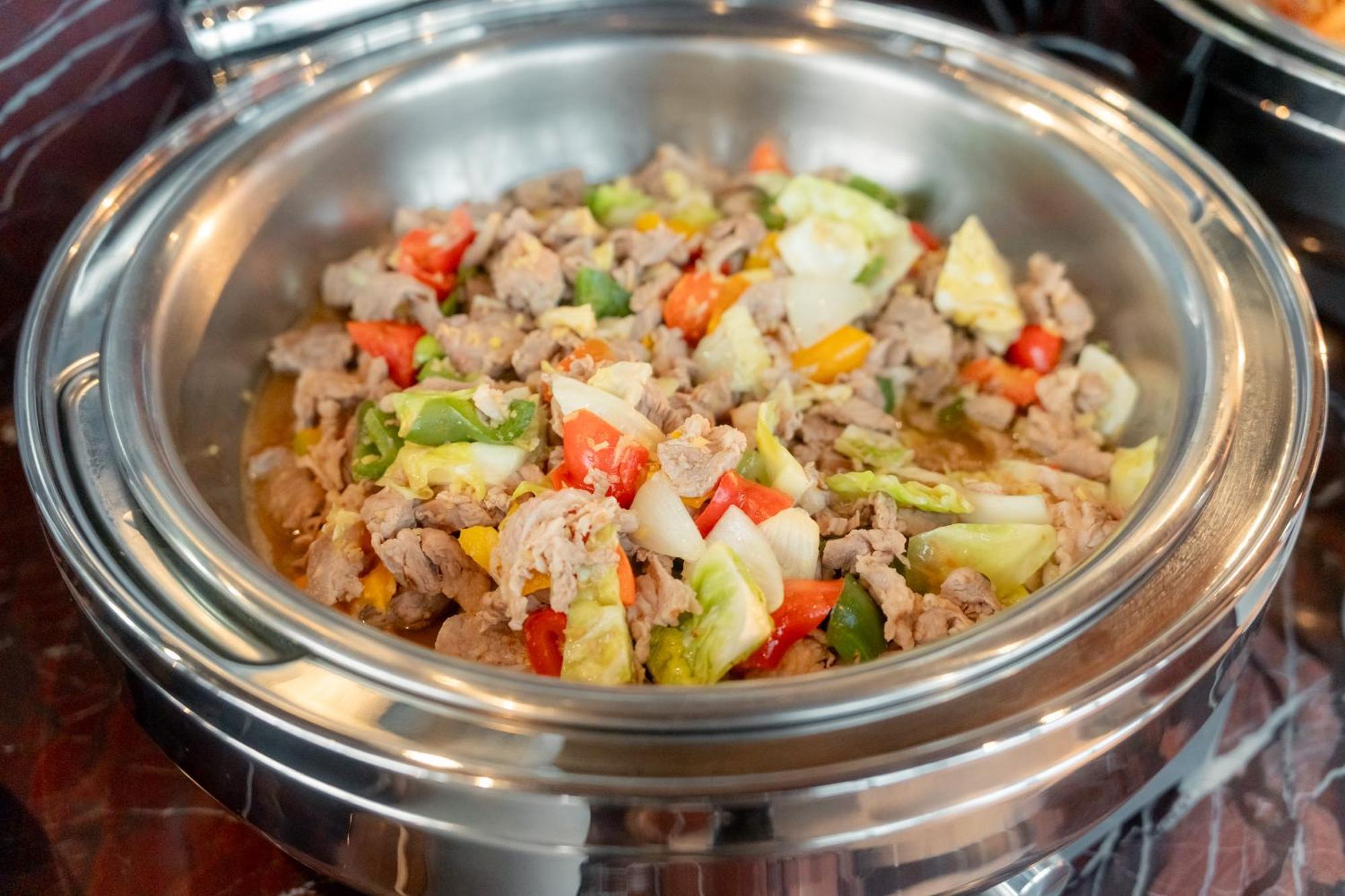 Ascott Embassy Sathorn Bangkok Hotel Kültér fotó A chafing dish