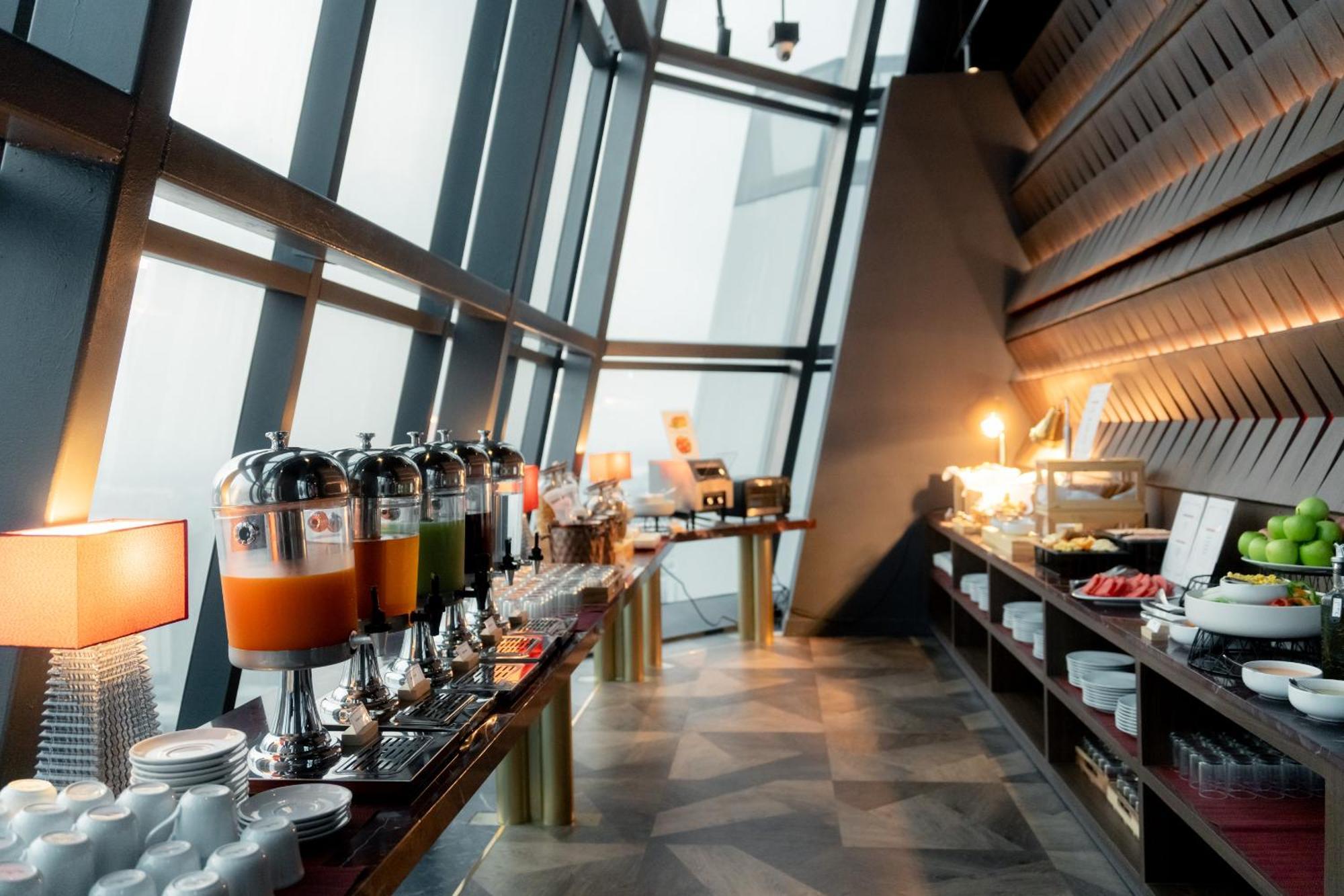 Ascott Embassy Sathorn Bangkok Hotel Kültér fotó The lounge at the airport