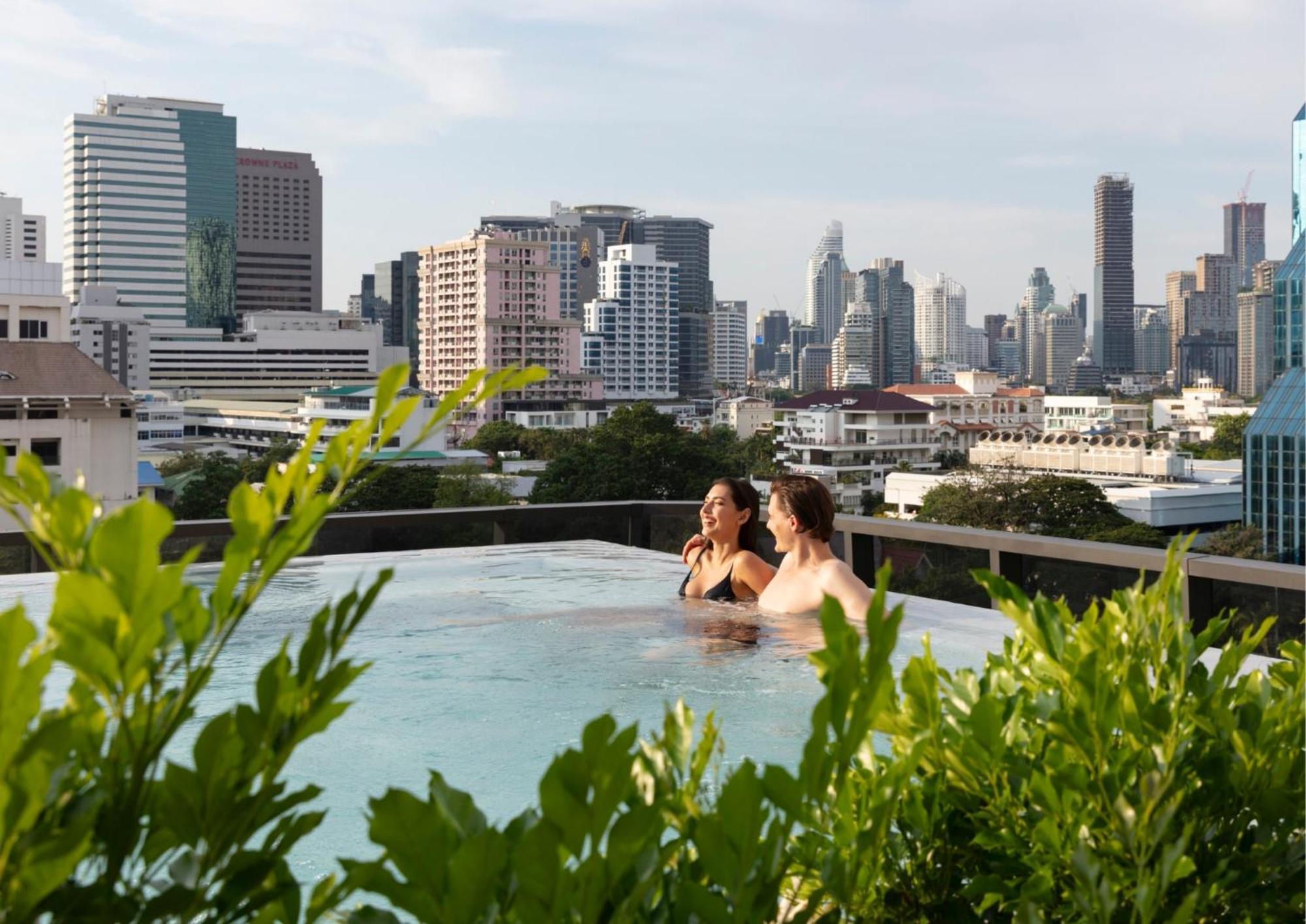 Ascott Embassy Sathorn Bangkok Hotel Kültér fotó View from the rooftop pool