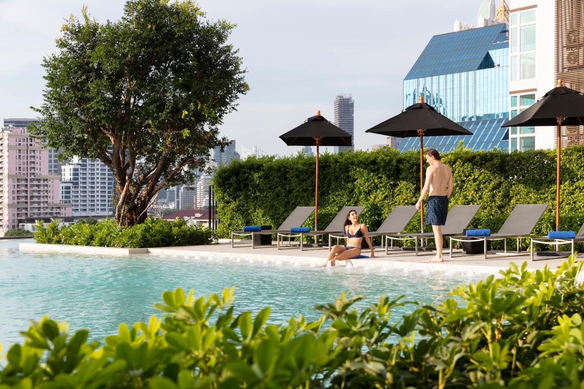 Ascott Embassy Sathorn Bangkok Hotel Kültér fotó The swimming pool at the hotel